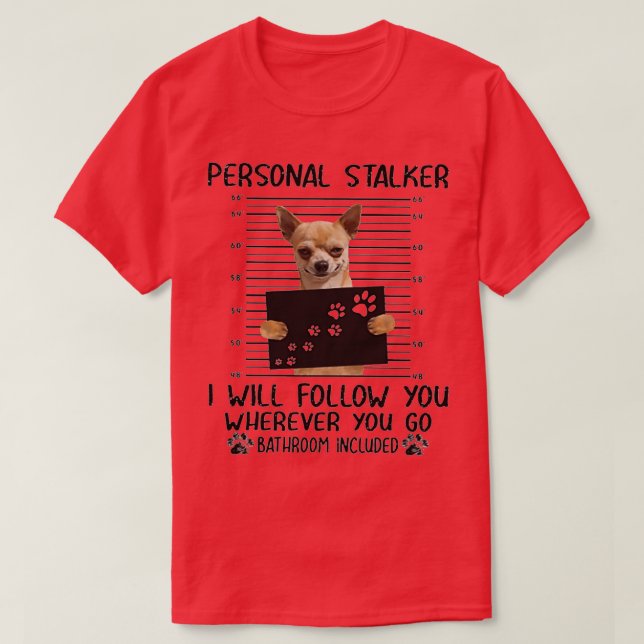 Chihuahua Personal Stalker lustige Geschenke T-Shirt (Design vorne)
