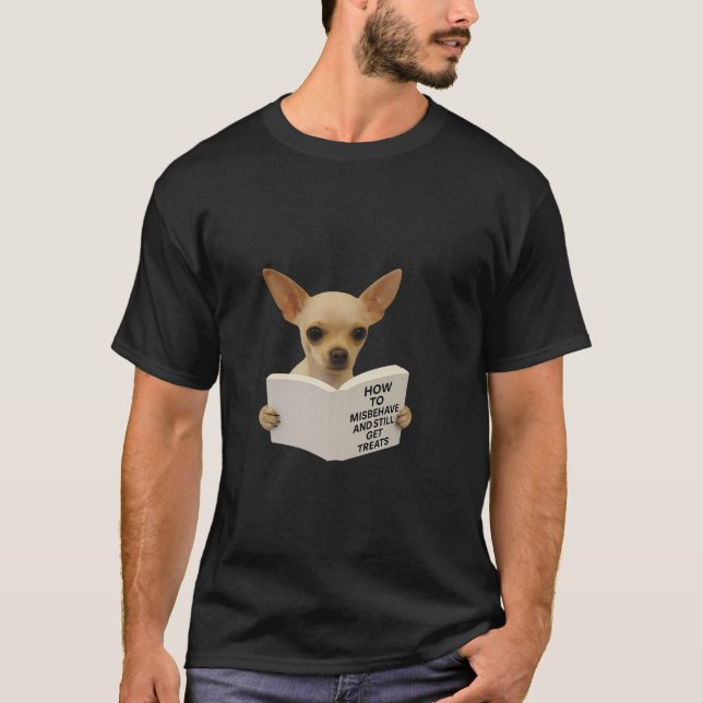 Chihuahua reading how to misbehave   T-Shirt (Vorderseite)