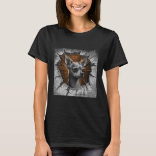 Chihuahua schaut durch eine graue Holzwand T-Shirt