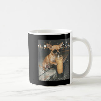 Chihuahua trinkt Eiskaffee lustiges Tier-Meme Kaffeetasse