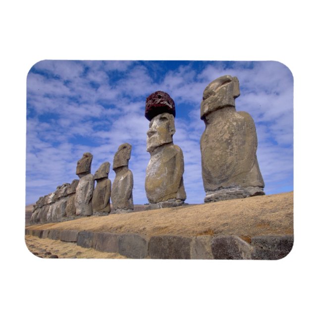 Chile, Osterinsel. Die 15 Moais bei Ahu Magnet (Horizontal)