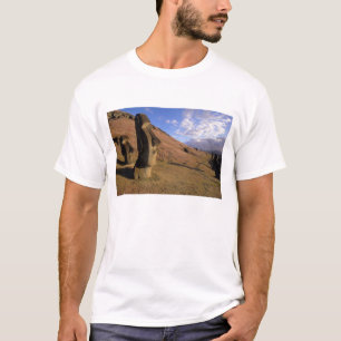 Chile, Osterinsel. Hillside mit Moai T-Shirt