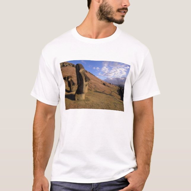 Chile, Osterinsel. Hillside mit Moai T-Shirt (Vorderseite)