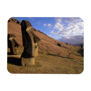 Chile, Osterinsel. Hügel mit Moai Magnet