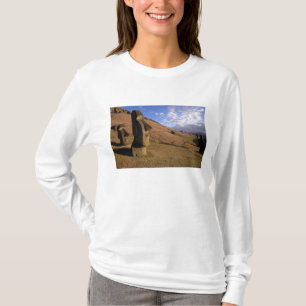 Chile, Osterinsel. Hügel mit Moai T-Shirt