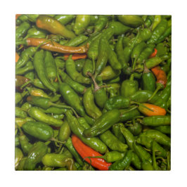 Chili für den Verkauf auf dem Markt Fliese