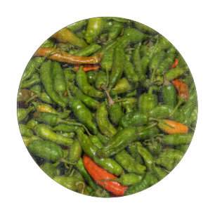 Chili für den Verkauf auf dem Markt Schneidebrett