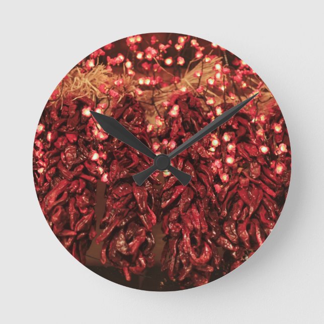 Chili-Ristras mit Ferienbeleuchtung Runde Wanduhr (Vorderseite)