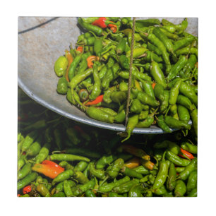 Chilis auf dem Markt zum Verkauf Fliese