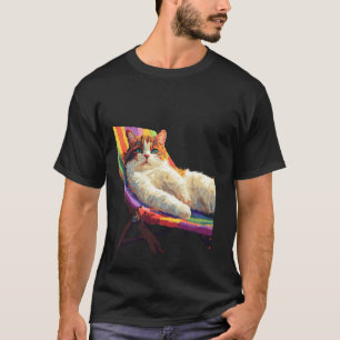 Chill-Katze entspannt sich auf einer farbenfrohen  T-Shirt