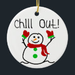 Chill Out Snowman Keepake Ornament<br><div class="desc">Ein niedlicher Schneemann mit einem roten Schal und roten Fäusten und Text,  der "Chill Out!" auf einem niedlichen Schneemannsschmuck steht.</div>