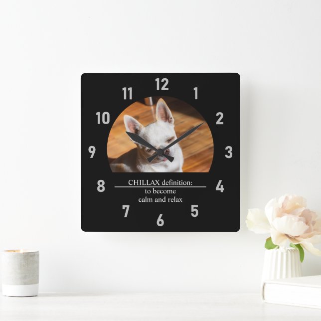 Chillax Chihuahua schläfrig entspanntes Zunge-out- Quadratische Wanduhr (Zuhause)