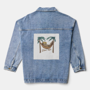 Chillendes Faultier in einem Hängematten-Oversized Jeansjacke