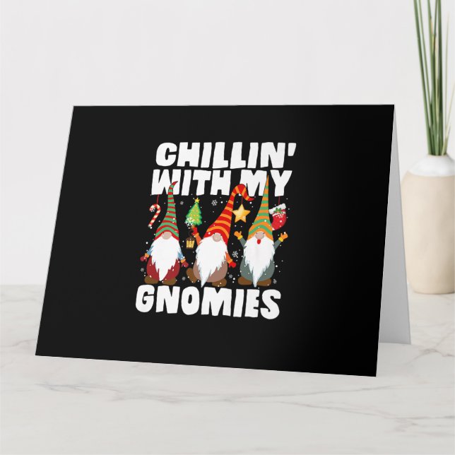 Chillin mit meinen Gnomen Funny Gnome Weihnachtspa Karte (Vorderseite)