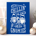 Chillin mit meinen Gnomen Weihnachten - Quarantäne<br><div class="desc">Chillin mit My Gnomies Navy Blue Christmas Gnome Quarantine Holiday Card. Personalisieren Sie dieses maßgeschneiderte,  moderne Design mit Ihrem eigenen Gruß.</div>