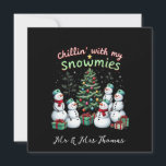 Chillin' mit My Snowmies Funny Christmas Snowman Einladung<br><div class="desc">Feiern Sie den Winter mit "Chillin' with my Snowmies" - die perfekte Mischung aus niedlichen Schneemännern,  Urlaubsjubeln und lustigen Weihnachtsbäumen! Ein Muss,  um fröhliche Weihnachtsfreuden zu verbreiten und mit Ihren Schneemännern,  Gnomen und festlichen Schneemobil-Pals zu feiern.</div>