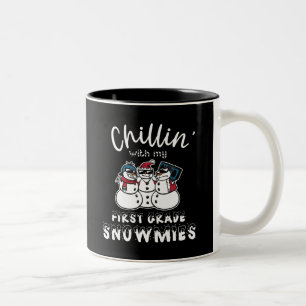 Chillin' With My First Grad Snowmies Zweifarbige Tasse