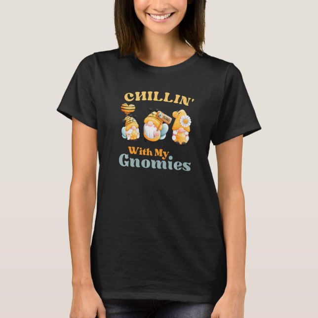 Chillin With My Gnomies Garden Gnomes With Bees T-Shirt (Vorderseite)