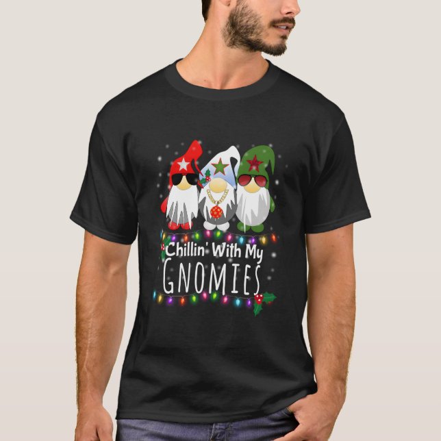 Chillin With My Gnomies Gnome T-Shirt (Vorderseite)