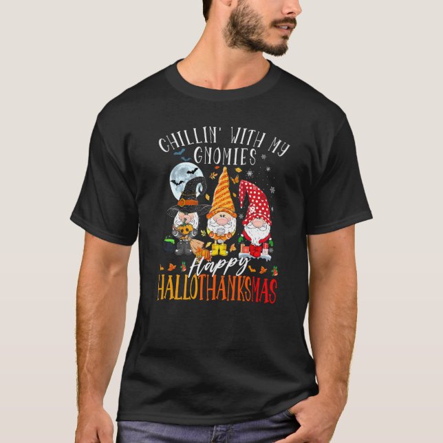 Chillin' With My Gnomies Happy Hallothanksmas Gnom T-Shirt (Vorderseite)