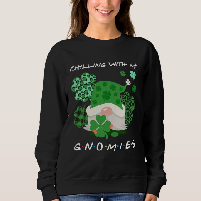 Chilling With My Lucky Gnomies St Patrick s Day Gn Sweatshirt (Vorderseite)