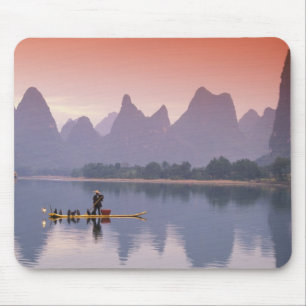 China, Li-Fluss. Ein einzelner Kormoranfischer. Mousepad