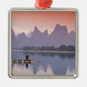 China, Li-Fluss. Ein einzelner Kormoranfischer. Silbernes Ornament
