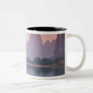 China, Li-Fluss. Ein einzelner Kormoranfischer. Zweifarbige Tasse