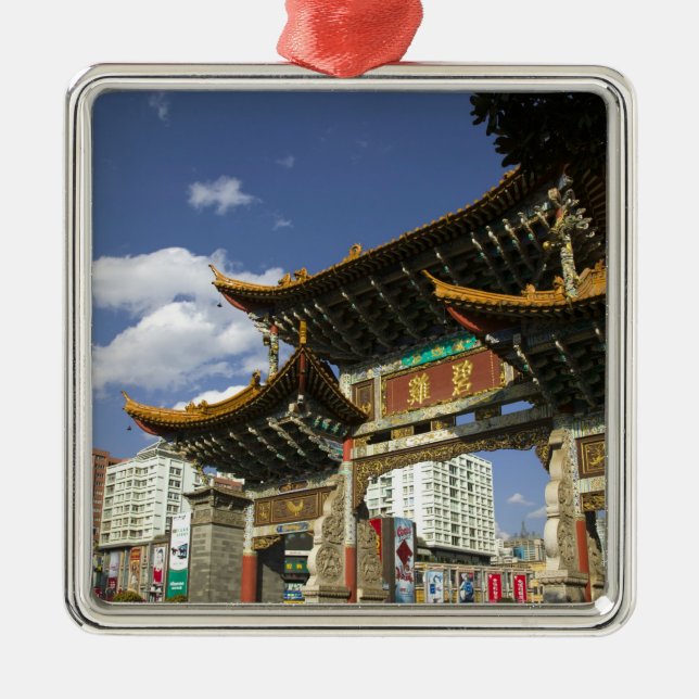 CHINA, Provinz Yunnan, Kunming. Gedenkbogen Silbernes Ornament (Vorne)