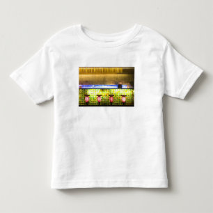 China, Shanghai. Bar im Xin Tian Di Bar 2 Kleinkind T-shirt