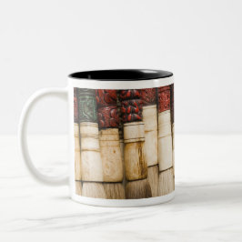 China, Shanghai. Pinsel Chenghuang Miao Zweifarbige Tasse