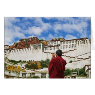 China, Tibet, Lhasa, tibetischer Mönch mit Potala