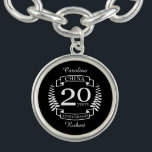 China Traditional wedding anniversary 20 years Armband<br><div class="desc">Ein Design zum Feiern von 20 Jahren Ehe. Dieses Design hat ein weißes (China-) Lorbeerdesign auf einem schwarzen Hintergrund. China ist das traditionelle Geschenk für diesen Anlass. Der Text lautet China 20 Jahre Jubiläum. Ein romantisches Design zum Feiern Ihres 20. Heiratsjahres. Wenn Sie Hilfe bei der Anpassung dieses Designs möchten,...</div>