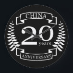 China Traditional wedding anniversary 20 years Große Wanduhr<br><div class="desc">Ein Design zum Feiern von 20 Jahren Ehe. Dieses Design hat ein weißes (China-) Lorbeerdesign auf einem schwarzen Hintergrund. China ist das traditionelle Geschenk für diesen Anlass. Der Text lautet China 20 Jahre Jubiläum. Ein romantisches Design zum Feiern Ihres 20. Heiratsjahres. Wenn Sie Hilfe bei der Anpassung dieses Designs möchten,...</div>