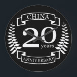 China Traditional wedding anniversary 20 years Große Wanduhr<br><div class="desc">Ein Design zum Feiern von 20 Jahren Ehe. Dieses Design hat ein weißes (China-) Lorbeerdesign auf einem schwarzen Hintergrund. China ist das traditionelle Geschenk für diesen Anlass. Der Text lautet China 20 Jahre Jubiläum. Ein romantisches Design zum Feiern Ihres 20. Heiratsjahres. Wenn Sie Hilfe bei der Anpassung dieses Designs möchten,...</div>