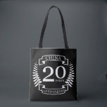 China Traditional wedding anniversary 20 years Tasche<br><div class="desc">Ein Design zum Feiern von 20 Jahren Ehe. Dieses Design hat ein weißes (China-) Lorbeerdesign auf einem schwarzen Hintergrund. China ist das traditionelle Geschenk für diesen Anlass. Der Text lautet China 20 Jahre Jubiläum. Ein romantisches Design zum Feiern Ihres 20. Heiratsjahres. Wenn Sie Hilfe bei der Anpassung dieses Designs möchten,...</div>