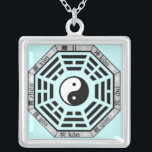 Chineseacht Trigrams Yin-Yang Symbol-Anhänger Versilberte Kette<br><div class="desc">Balance,  Energie und guter Feng-shui sind mit Ihnen,  wohin Sie mit diesem Geschenk silbernen YinYang Symbols gehen,  das durch die acht Trigrams eingekreist wird. Klicken Sie bitte "besonders anfertigen es" Knopf zur Änderungshintergrundfarbe,  IE: weiß,  grau,  hellpurpurn ... ..,  von diesem hängenden vorherigen,  zum Anzug Ihren Geschmack bestellend.</div>