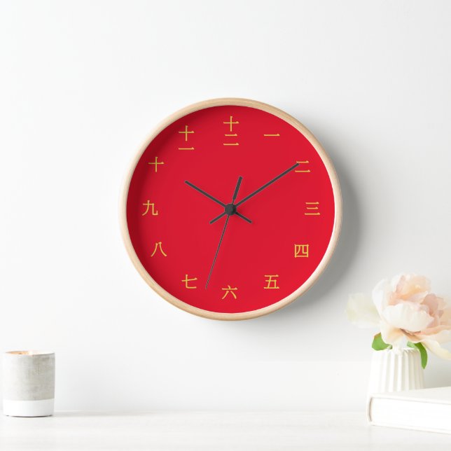 Chinesische goldene Schriftzeichen und rote Holzma Uhr (Zuhause)
