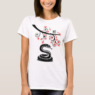 Chinesische Schlange und rote Blüten T-Shirt