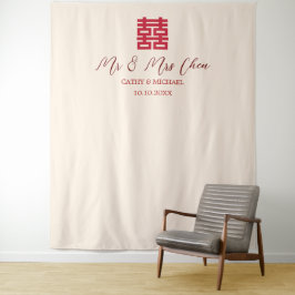 Chinesische Teezeremonie in Rot-Beige vor dem Hint Wandteppich