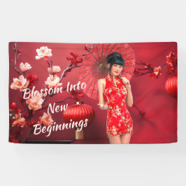 Chinesisches Neujahrsmädchen mit einem roten Regen Banner