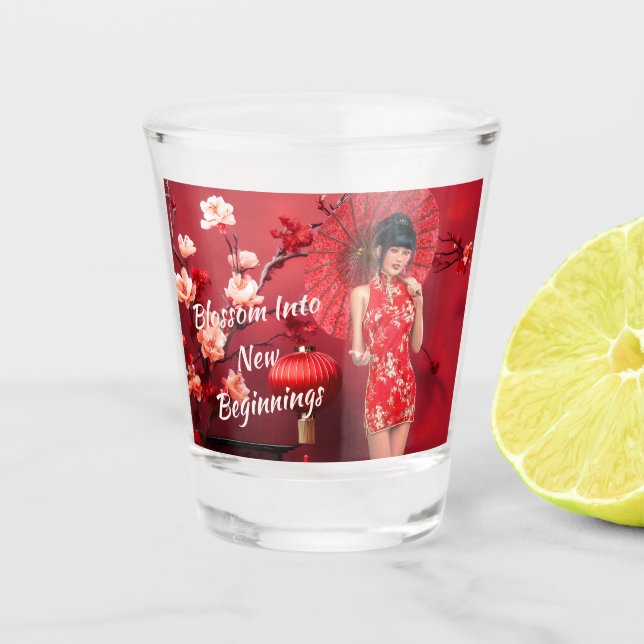 Chinesisches Neujahrsmädchen mit einem roten Regen Schnapsglas (Vorderseite)