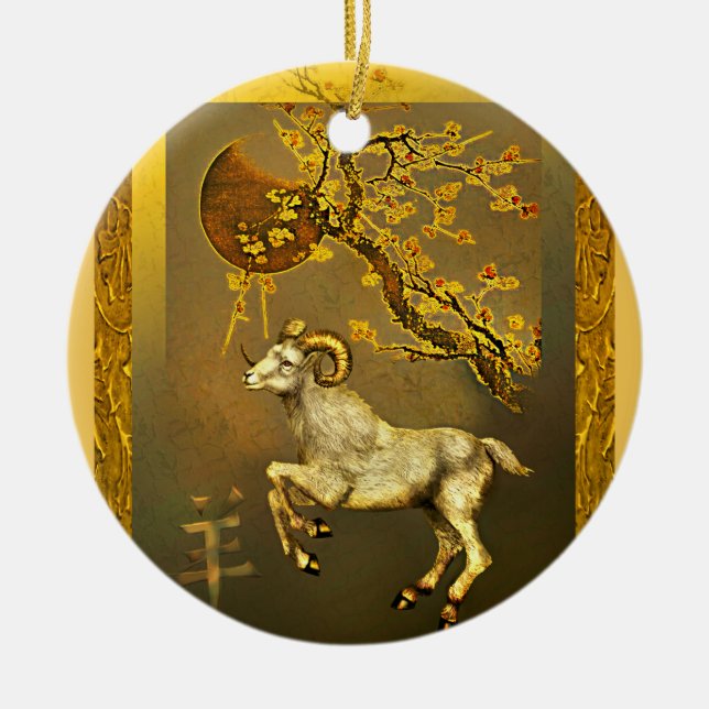 Chinesisches RAM unter Mond und goldenen Keramikornament (Vorne)