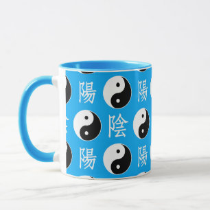 Chinesisches Yinyang-Muster mit blauem Hintergrund Tasse