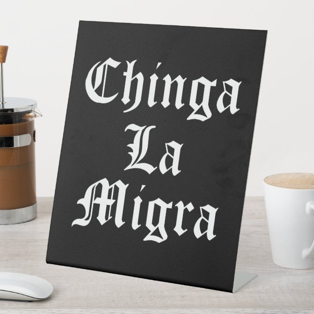 Chinga LA Migra Sockelschild (In Situ)