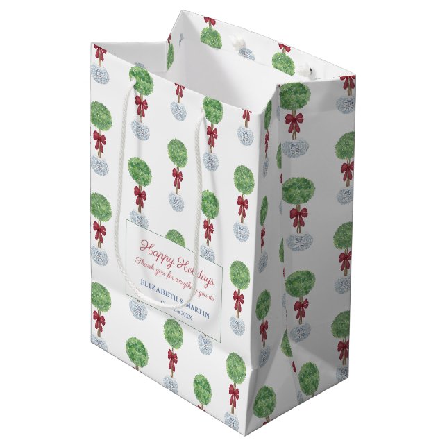 Chinoiserie Chic Boxwood Topiary Frohe Weihnachten Mittlere Geschenktüte (Vorderseite Schrägansicht)