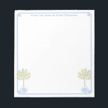 Chinoiserie Chic Lemon Tree Classic Lady's Desk Notizblock<br><div class="desc">Elegantes Dame's Schreibtisch Notizblock, dass Sie mit Ihrem eigenen Text, einschließlich eines Namens, personalisieren können. Das Design besticht durch eine griechische Eckecke mit einem Aquarellblau-stilisierten Zitronenbaum in einem Ingwer-Weiber. Diese wurden ursprünglich von mir handgemalt, bevor sie in digitale Form gescannt wurden. Bitte beachten Sie, dass Sie die Farbe des Randes...</div>