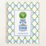 Chinoiserie Topiary | PERSONALISIERT Planer<br><div class="desc">Dieses personalisierte Topiary Planer Design zeichnet sich durch einen sehr schicken, blauen und grünen Gitterhintergrund aus, gemustert mit einem koordinierenden Topiary in einer blau-weißen Chinoiserie Ingwer Vase.</div>