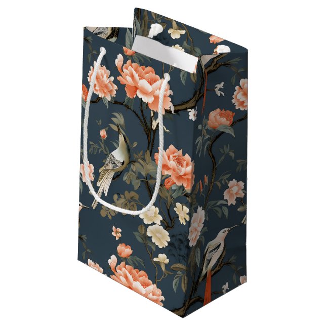 Chinoiserie über Denim Blue Kleine Geschenktüte (Rückseite Schrägansicht)