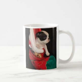 Chiot de boson dans la tasse de bas de Noël